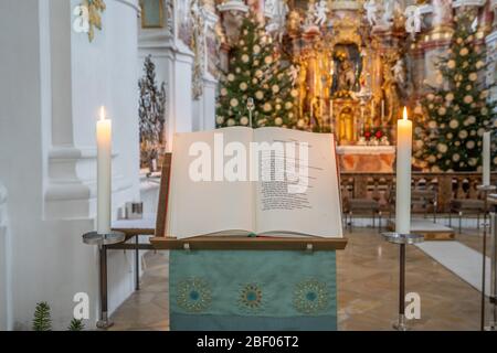 1. Feb 2020 - Steingaden, Deutschland: Heilige bibel auf Podium vor dem Altar in der Wallfahrtskirche wies Wieskirche Stockfoto