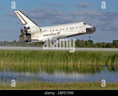 Das Space Shuttle Orbiter Atlantis Details unten auf der Piste 15 des Kennedy Space Shuttle Landing Facility (SLF) zum Abschluss des fast 11-tägigen Mission STS-86. Stockfoto