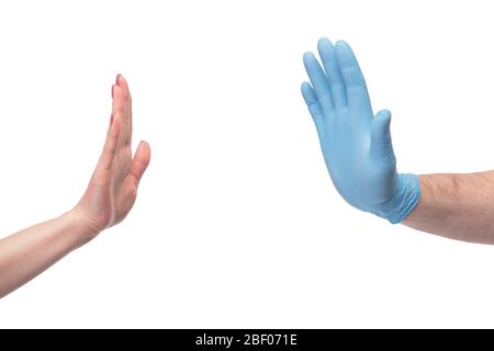 Hände in Handschuhen stoppt die Hand ohne Handschuhe Stockfoto