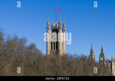 Eine Union Jack Flagge fliegen aus, der Victoria Tower, Palace of Westminster allgemein bekannt als die Houses of Parliament, die der Treffpunkt der ist Stockfoto