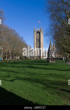 Eine Union Jack Flagge fliegen aus, der Victoria Tower, Palace of Westminster allgemein bekannt als die Houses of Parliament, die der Treffpunkt der ist Stockfoto