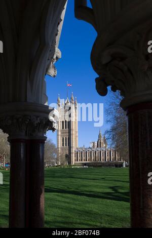 Eine Union Jack Flagge fliegen aus, der Victoria Tower, Palace of Westminster allgemein bekannt als die Houses of Parliament, die der Treffpunkt der ist Stockfoto