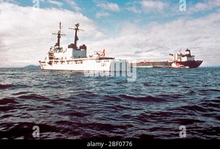 Prince William Sound, Alaska (Mar. 24) - die Coast Guard Cutter Rush (WHEC723) Patrouillen der Bereich der geerdeten Exxon Valdez, wie es in den Prince Williams Sound bleibt. Der Exxon Valdez strandete auf Bligh Riff im Prince William Sound, Alaska, 23. März 1989 auslaufen 11 Millionen Liter Rohöl, die in die größte Ölpest in der Geschichte der USA geführt. Stockfoto