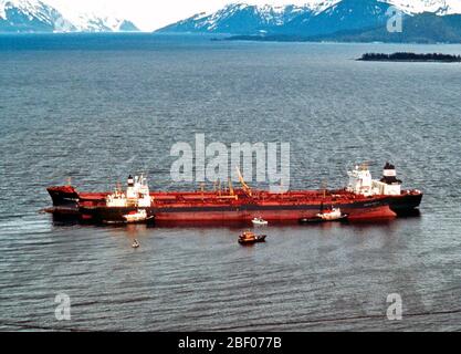 Prince William Sound, Alaska (Mar. 24) - die Exxon Valdez bleibt in Prince Williams Sound nach dem Auflaufen. Der Exxon Valdez strandete auf Bligh Riff im Prince William Sound, Alaska, 23. März 1989 auslaufen 11 Millionen Liter Rohöl, die in die größte Ölpest in der Geschichte der USA geführt. Stockfoto