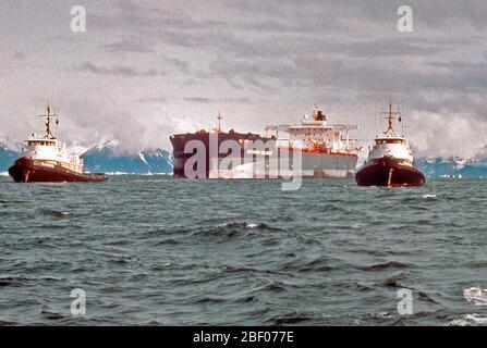 Prince William Sound, Alaska (Mar. 24) - die Exxon Valdez bleibt in Prince Williams Sound nach dem Auflaufen. Der Exxon Valdez strandete auf Bligh Riff im Prince William Sound, Alaska, 23. März 1989 auslaufen 11 Millionen Liter Rohöl, die in die größte Ölpest in der Geschichte der USA geführt. Stockfoto