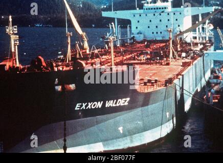 Prince William Sound, Alaska (Mar. 24) - die Exxon Valdez bleibt in Prince Williams Sound nach dem Auflaufen. Der Exxon Valdez strandete auf Bligh Riff im Prince William Sound, Alaska, 23. März 1989 auslaufen 11 Millionen Liter Rohöl, die in die größte Ölpest in der Geschichte der USA geführt. Stockfoto