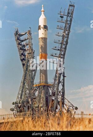 Die Sojus-kapsel und Trägerraketen sind auf der Startrampe am Baikonur in Kasachstan installiert. Baikonur ist der weltweit größte Space Center. Dieser Start war Teil des Apollo-Soyuz Test Projekt (Astp), eine kooperative Space Mission zwischen den Vereinigten Staaten und der Sowjetunion. Stockfoto