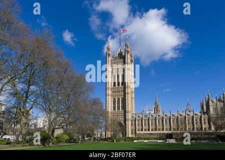 Eine Union Jack Flagge fliegen aus, der Victoria Tower, Palace of Westminster allgemein bekannt als die Houses of Parliament, die der Treffpunkt der ist Stockfoto