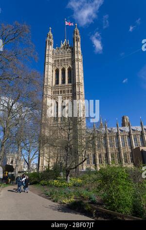 Eine Union Jack Flagge fliegen aus, der Victoria Tower, Palace of Westminster allgemein bekannt als die Houses of Parliament, die der Treffpunkt der ist Stockfoto
