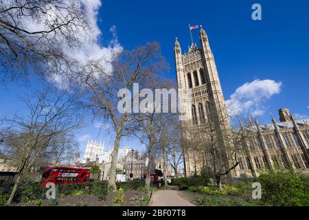 Eine Union Jack Flagge fliegen aus, der Victoria Tower, Palace of Westminster allgemein bekannt als die Houses of Parliament, die der Treffpunkt der ist Stockfoto