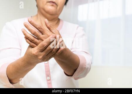 Handgelenk Handschmerz der alten Frau, Gesundheitsproblem des älteren Konzeptes Stockfoto