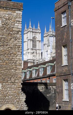 Westminster Abbey, die auch als Collegiate Church of Saint Peter in Westminster bekannt ist, von College Green, London, Großbritannien aus gesehen. 21 März 2017 Stockfoto