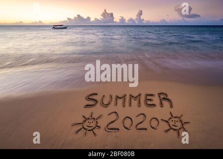 Handgeschriebener Sommer 2020 am Sandstrand bei Sonnenuntergang, Relax und Sommer Konzept, Dominikanische republik Strand. Stockfoto