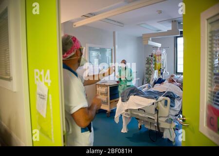 Krankenhaus in La Roche-sur-Yon (Westfrankreich) am 6. April 2020: Medizinisches Personal auf der Intensivstation kümmert sich um Patienten, die von Covid19 betroffen sind. Einschränkung: kor Stockfoto