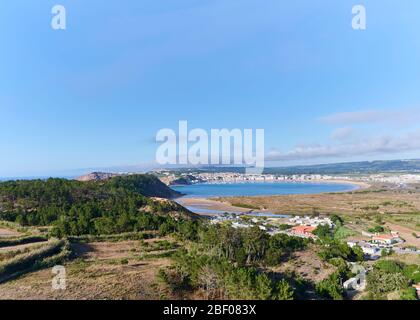 Blick über das Dorf und die Bucht von São Martinho do Porto Stockfoto