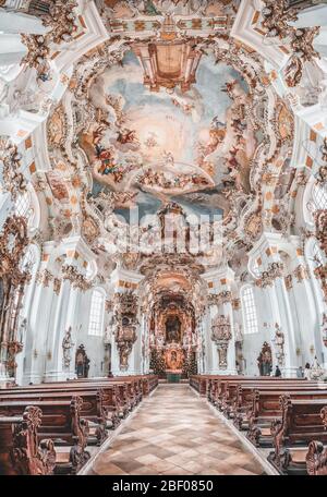 1. Feb 2020 - Steingaden, Deutschland: Ultraweite Fischaugenansicht der Rokoko-Altarfassade in der Wallfahrtskirche wies, wieskirche Stockfoto