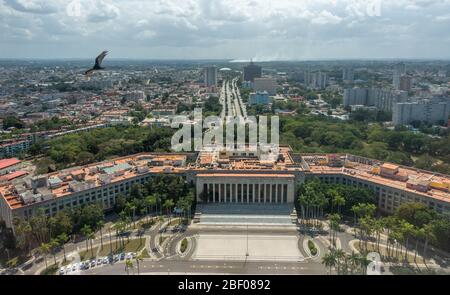 Luftaufnahme vom Gipfel des José Martí Memorial Tower mit Blick nach Süden auf den Palacio de la Revolución mit einem putengeier, der das Denkmal Pla umkreist Stockfoto