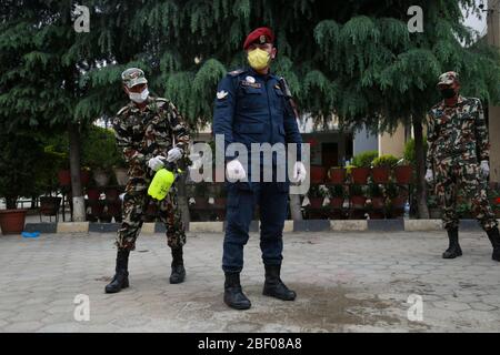 Kathmandu, Nepal. April 2020. Nepalesische Armeeoffiziere desinfizieren am Donnerstag, den 16. April 2020, die Nepal Polizei in der Nähe einer schnellen Blutteststation COVID-19 in Kathmandu, Nepal. Nepal ist nun am 24. Tag der von der Regierung auferlegten Blockierung, die sich aus Sorge um die Ausbreitung des Ausbruchs der Coronavirus-Krankheit (COVID-19) zeigt. Kredit: Dipen Shrestha/ZUMA Wire/Alamy Live News Stockfoto