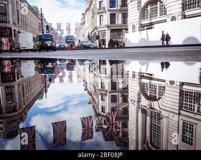 LONDON - abstrakte Ansicht von Londons Regent Street, die sich nach Regenfällen in Oberflächenwasser widerspiegelt Stockfoto