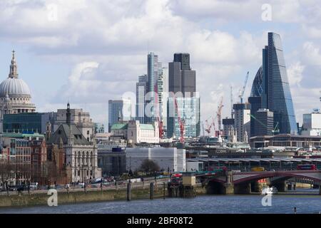 Ein Blick auf die City of London, das wichtigste Finanzviertel von London, von der Waterloo Brücke. London, Großbritannien. 21 März 2017 Stockfoto