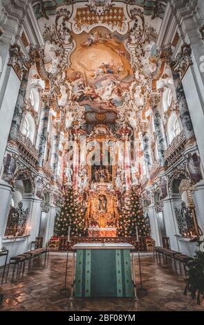 1. Feb 2020 - Steingaden, Deutschland: Weitblick auf Altar mit Rokoko-fesco-Decke im Inneren der Wallfahrtskirche wies Wieskirche Stockfoto