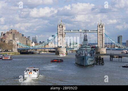 Tower Bridge und die dauerhaft verankerte zweite Weltkrieg Cruiser HMS Belfast. Das Belfast ist heute ein schwimmend Museum, das vom kaiserlichen Kriegsmuseum verwaltet wird. Stockfoto