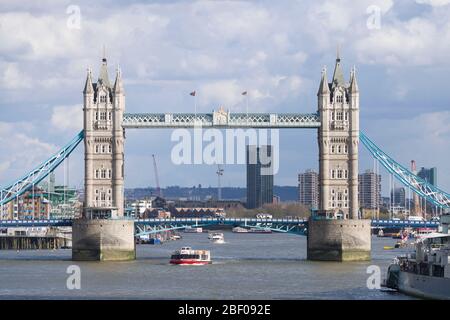 Tower Bridge und die dauerhaft verankerte zweite Weltkrieg Cruiser HMS Belfast. Das Belfast ist heute ein schwimmend Museum, das vom kaiserlichen Kriegsmuseum verwaltet wird. Stockfoto