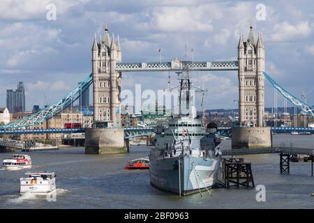 Tower Bridge und die dauerhaft verankerte zweite Weltkrieg Cruiser HMS Belfast. Das Belfast ist heute ein schwimmend Museum, das vom kaiserlichen Kriegsmuseum verwaltet wird. Stockfoto