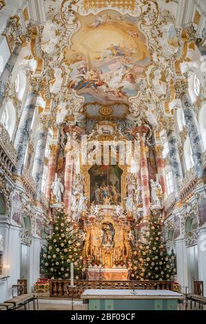 1. Feb 2020 - Steingaden, Deutschland: Weitblick auf Altar mit Rokoko-fesco-Decke im Inneren der Wallfahrtskirche wies Wieskirche Stockfoto