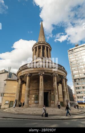 London-LONDON-April 2019: Blick auf das BBC-Hauptquartier und die Kirche aller Heiligen auf dem Portland Place Stockfoto