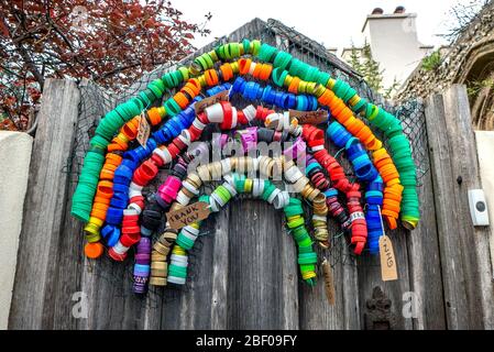 Brighton UK, 16. April 2020: Ein Regenbogen aus Flaschendeckeln, zur Unterstützung der NHS-Mitarbeiter landesweit, die ein Gartentor in Brighton schmücken. Kredit: Andrew Hasson/Alamy Live News Stockfoto