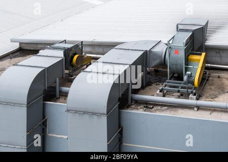 Lüftungssystem der Klimaanlage auf dem Dach des Einkaufszentrums. Stockfoto