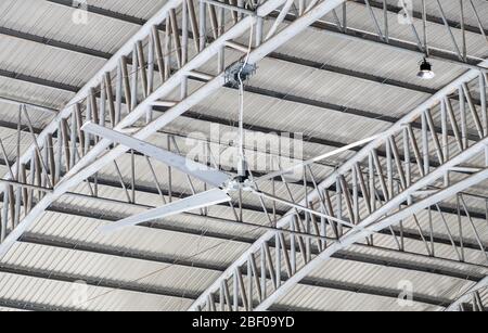 Großer Deckenventilator am Metallrahmen des Lagerhauses zur Belüftung. Stockfoto