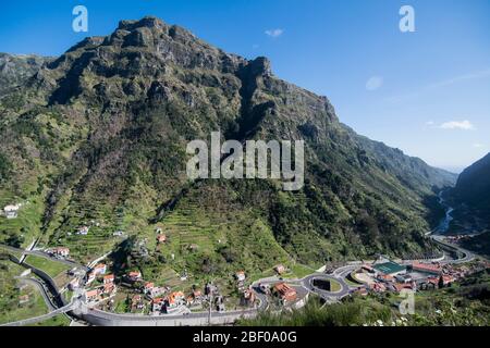 Die Landschaft im Tal der Serra de Agua auf der Insel Madeira im Atlantischen Ozean von Portugal. Madeira, Porto Moniz, April 2018 Stockfoto