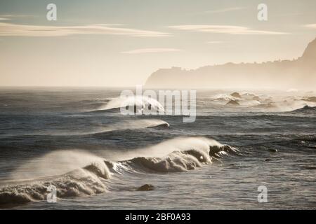 Wellen und Wind an der Küste zwischen Porto Moniz und Ribeira da janela auf der Insel Madeira im Atlantischen Ozean von Portugal. Madeira, Po Stockfoto