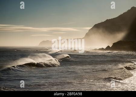 Wellen und Wind an der Küste zwischen Porto Moniz und Ribeira da janela auf der Insel Madeira im Atlantischen Ozean von Portugal. Madeira, Po Stockfoto