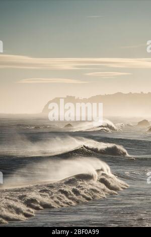 Wellen und Wind an der Küste zwischen Porto Moniz und Ribeira da janela auf der Insel Madeira im Atlantischen Ozean von Portugal. Madeira, Po Stockfoto