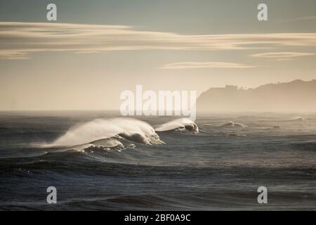 Wellen und Wind an der Küste zwischen Porto Moniz und Ribeira da janela auf der Insel Madeira im Atlantischen Ozean von Portugal. Madeira, Po Stockfoto