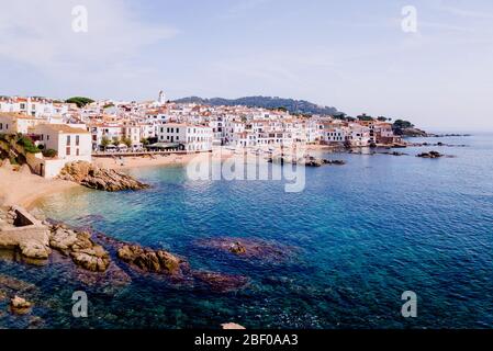 Palafrugell, Spanien - 3. August 2019: Calella de Palafrugell, schöne Luftaufnahme der Costa Brava am Strand mit sommerlichen Touristen. Stockfoto