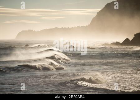 Wellen und Wind an der Küste zwischen Porto Moniz und Ribeira da janela auf der Insel Madeira im Atlantischen Ozean von Portugal. Madeira, Po Stockfoto