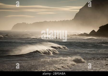 Wellen und Wind an der Küste zwischen Porto Moniz und Ribeira da janela auf der Insel Madeira im Atlantischen Ozean von Portugal. Madeira, Po Stockfoto