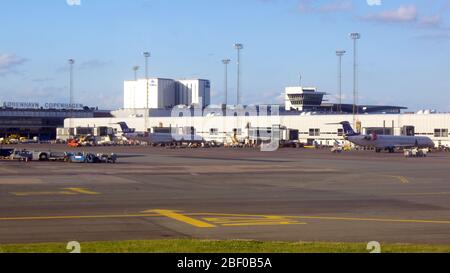 KOPENHAGEN, DÄNEMARK - JUL 06th, 2015: Laden Flugzeug geparkt von Kopenhagen Flughafengebäude, Treppen und Gepäckträger in der Nähe Stockfoto