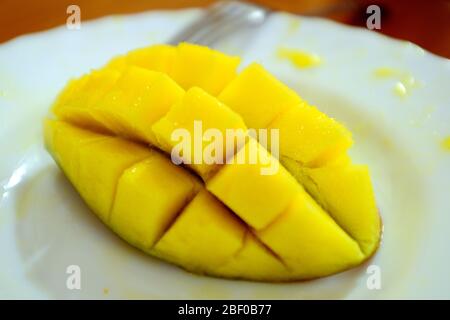 Gelbe Mango auf einem Teller Stockfoto