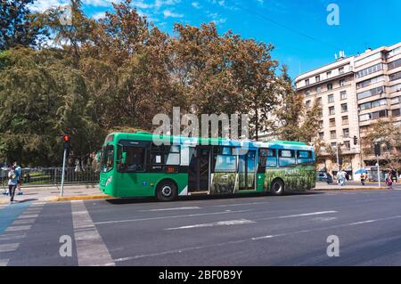SANTIAGO, CHILE - MÄRZ 2017: Ein Transitago-Bus in Santiago Stockfoto