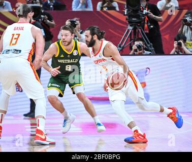 Ricky Rubio (Spanien) gegen Matthew Dellavedova (Australien). Basketball-Weltmeisterschaft China 2019, Halbfinale Stockfoto