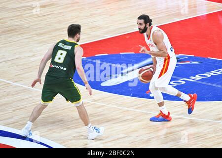 Ricky Rubio (Spanien) gegen Matthew Dellavedova (Australien). Basketball-Weltmeisterschaft China 2019, Halbfinale Stockfoto