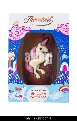 Thorntons Vollmilchschokolade Einhorn Osterei isoliert auf weißem Hintergrund bereit für Ostern Stockfoto