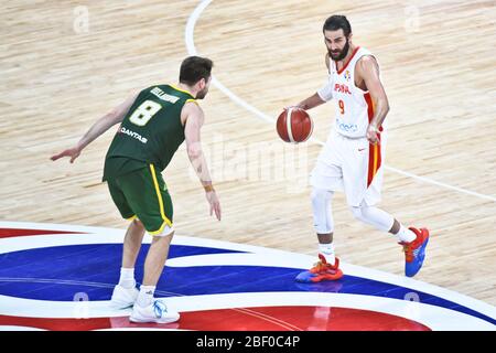 Ricky Rubio (Spanien) gegen Matthew Dellavedova (Australien). Basketball-Weltmeisterschaft China 2019, Halbfinale Stockfoto