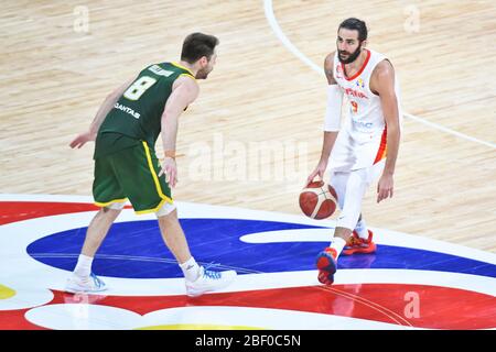 Ricky Rubio (Spanien) gegen Matthew Dellavedova (Australien). Basketball-Weltmeisterschaft China 2019, Halbfinale Stockfoto