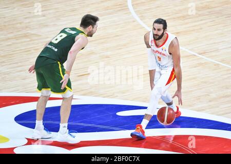 Ricky Rubio (Spanien) gegen Matthew Dellavedova (Australien). Basketball-Weltmeisterschaft China 2019, Halbfinale Stockfoto